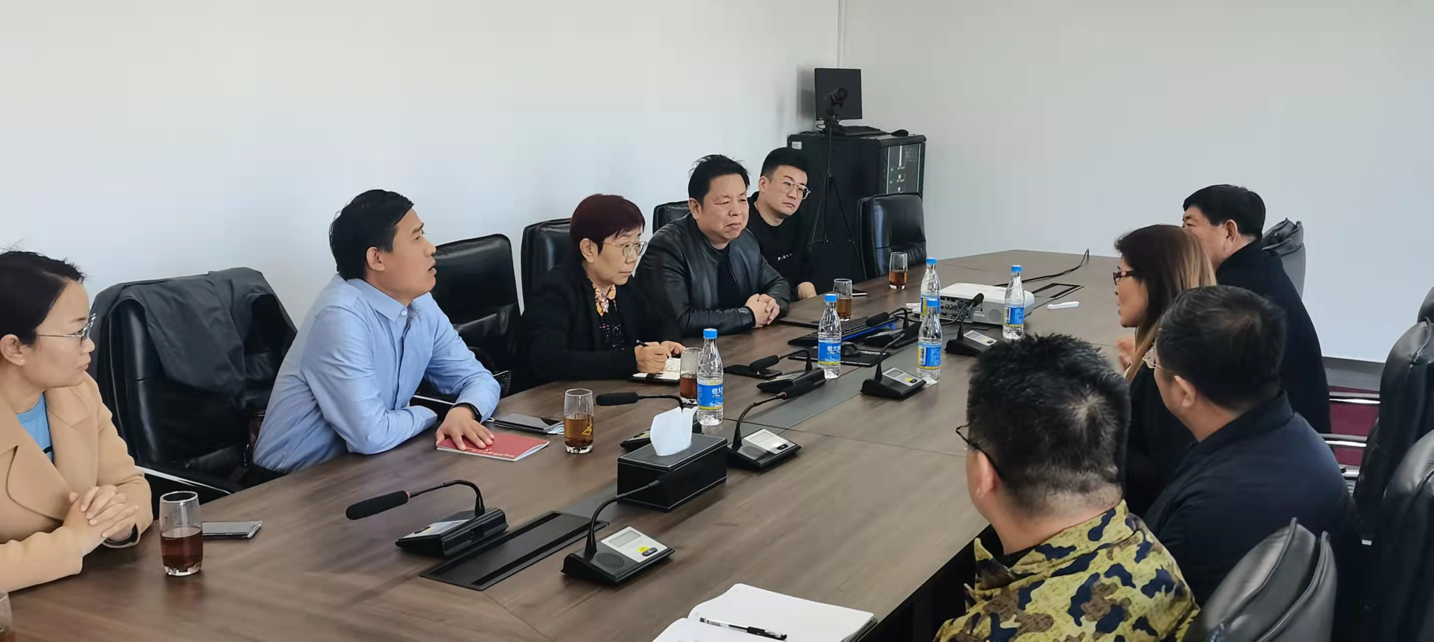 山东省家具协会牛广霞会长一行莅临格林堡参观考察