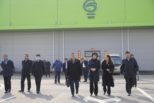 新疆生产建设兵团第二师铁门关市商务考察团莅临格林堡考察并签署投资框架协议