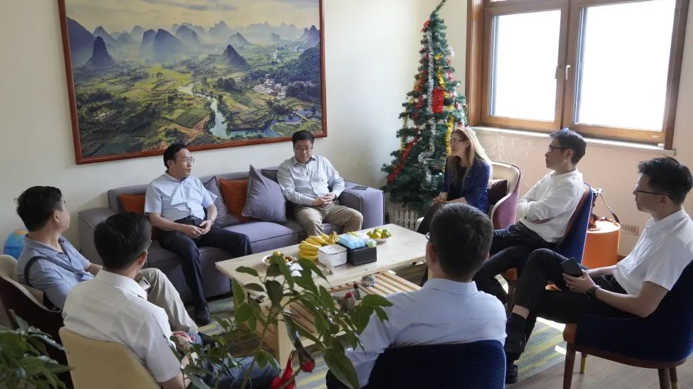 济南高新区管委会及济南建工集团有关领导莅临格林堡参观考察