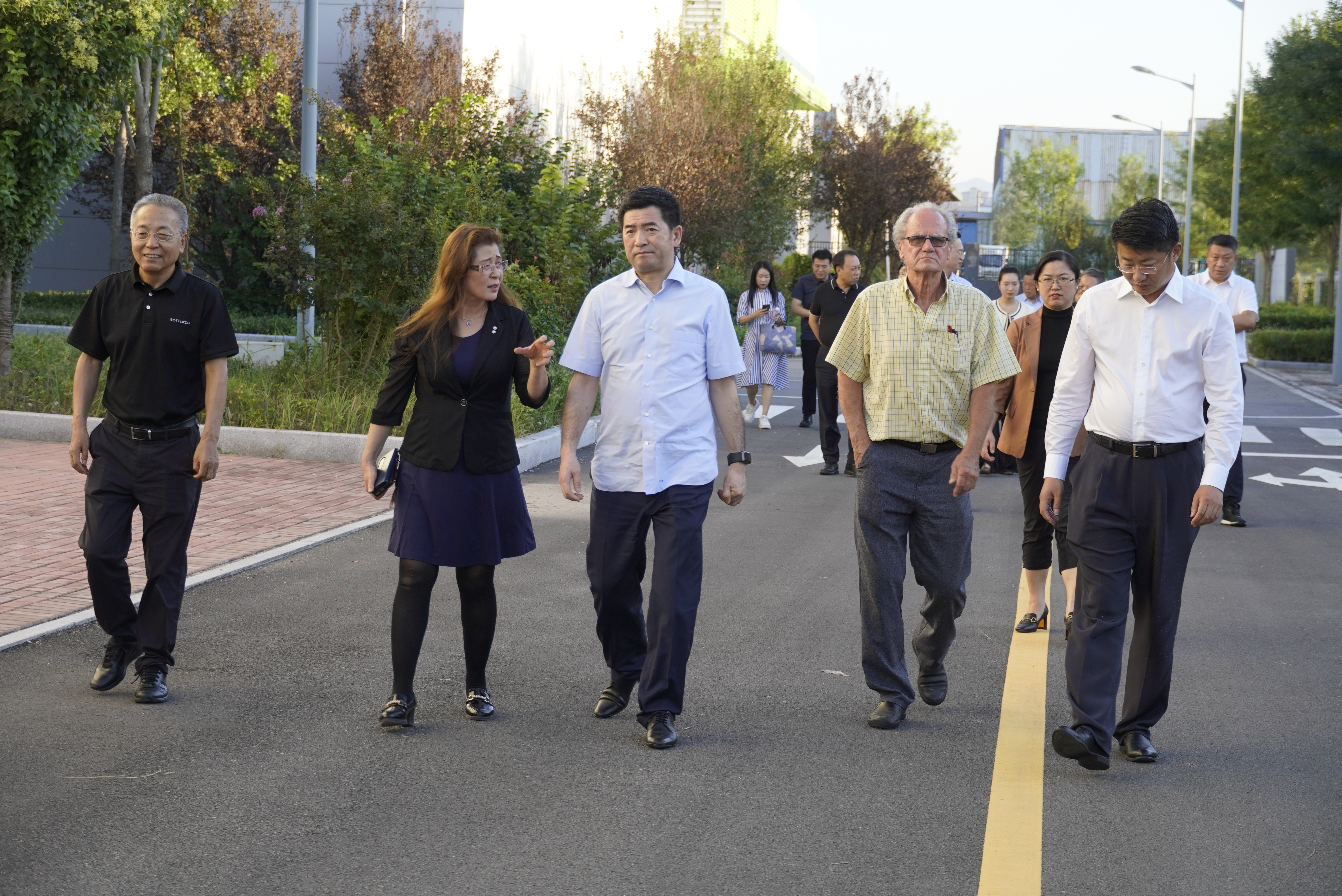 绿城中国董事会主席张亚东一行莅临格林堡考察调研